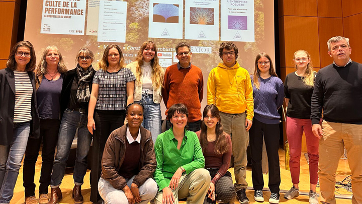 Olivier Hamant entouré du directeur de l'école et de l'équipe organisatrice