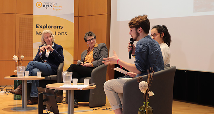 Isabelle Autissier et Catherine Chabaud avec les étudiants