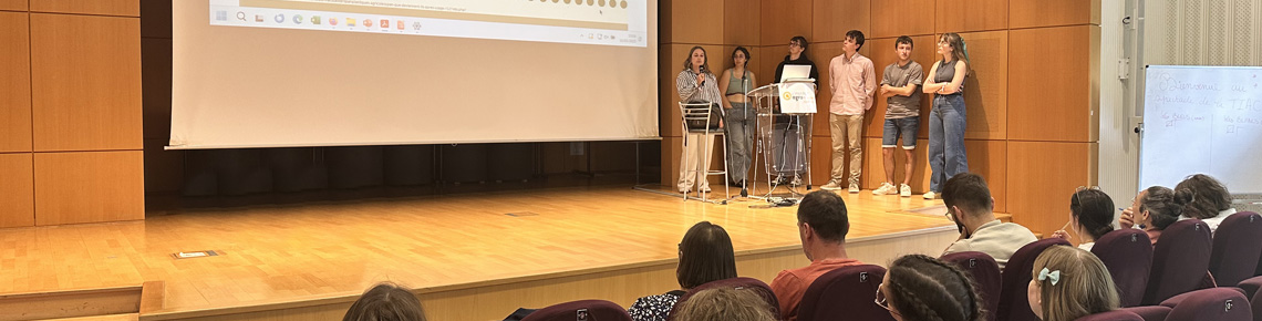 Etudiants présentant leur projet