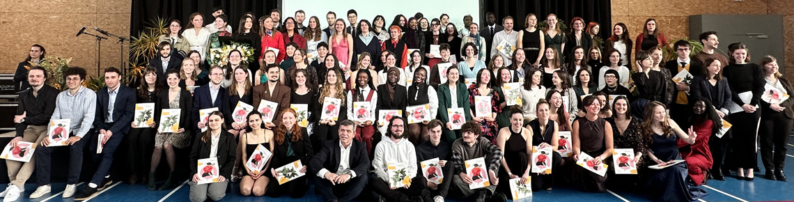 Les diplômés et le directeur de l'école sur scène