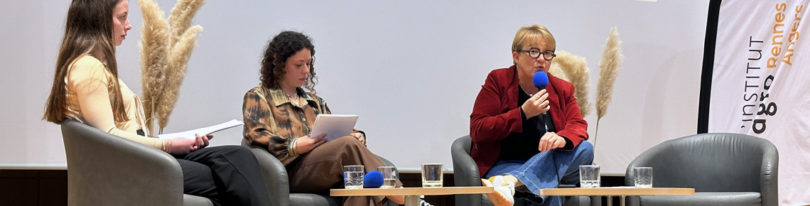 Nathalie Appéré sur scène avec les étudiantes