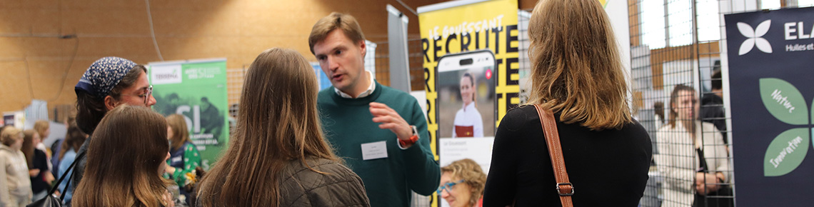 Etudiants et professionnels au Forum des métiers