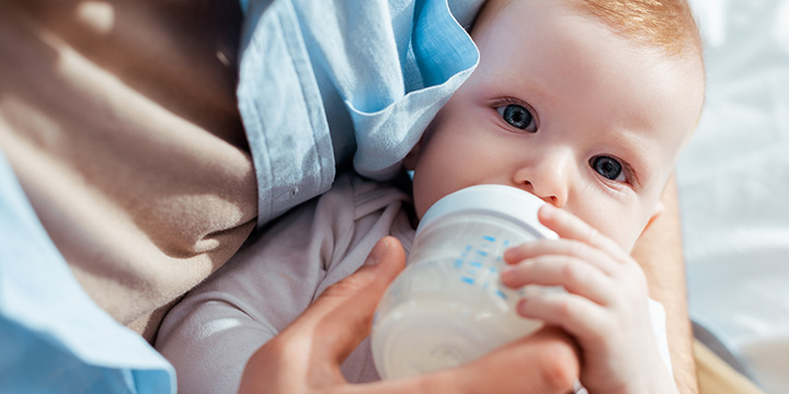 Bébé buvant son biberon