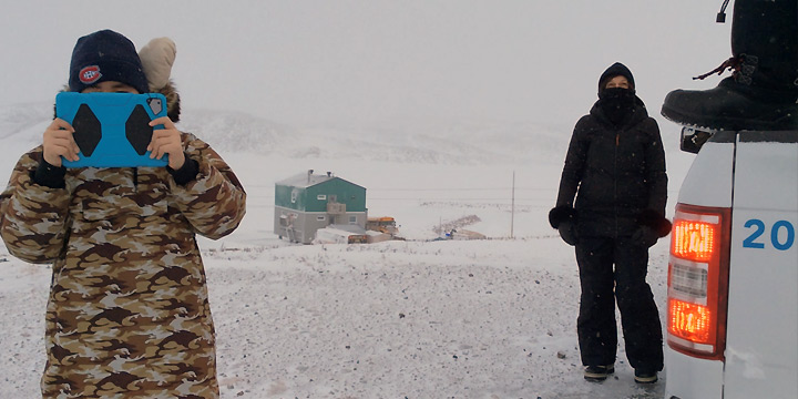 Fabienne Joliet lors du tournage à Ivujivik (arctique canadien), workshop vidéo participative avec l’Ecole Nuvviti, court métrage Pursujuq « Tout là-haut-On the Top » 