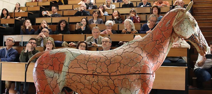 Visuel du cheval lors du dévoilement le 4 juin 2026