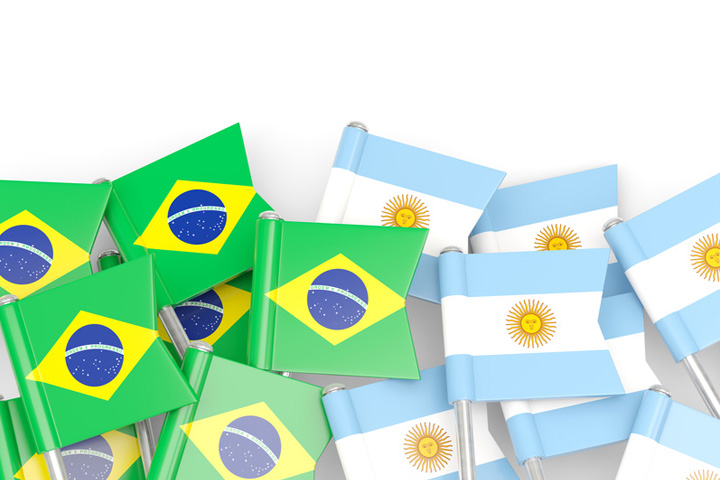 Drapeaux brésiliens et argentins