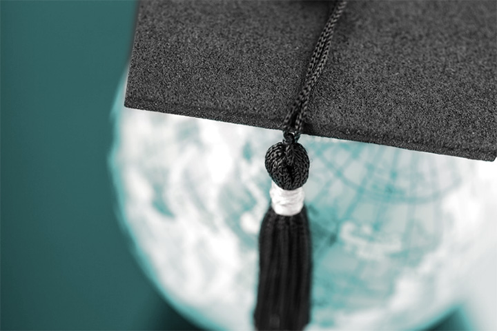 Un chapeau de remise de diplôme sur un globe