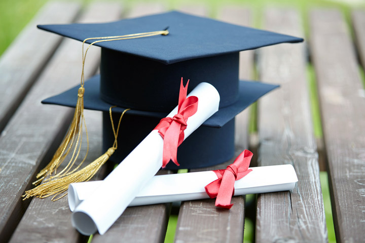 Deux chapeaux de remise de diplôme