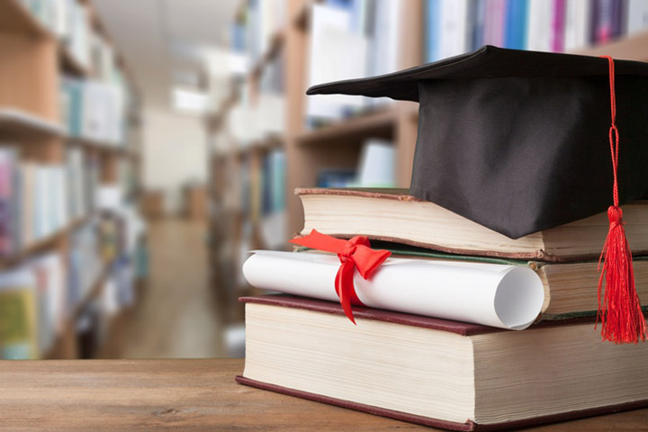 Un chapeau de remise de diplôme dans un bibliothèque