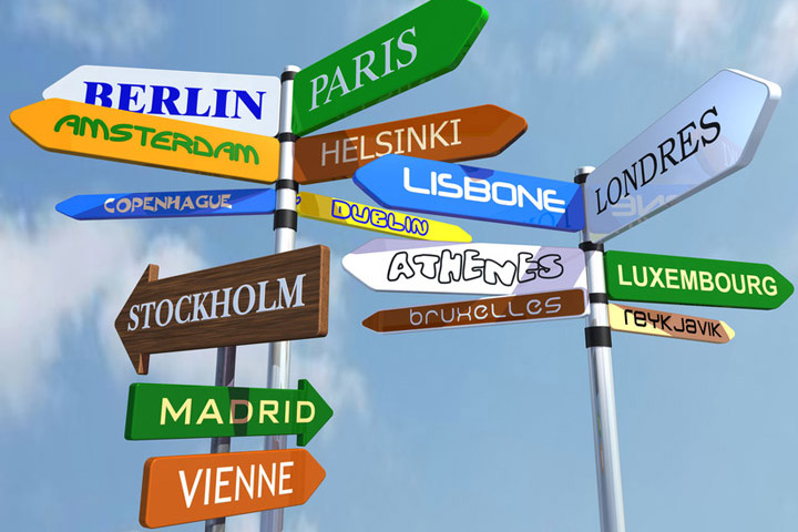 Panneaux indiqiant les directions de différentes ville d'Europe