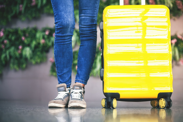 Etudiant avec un valise